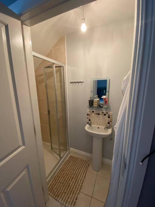 Cheerful 4-Bed Townhouse In Centre Of Newcastle Newcastle (Down) Exterior foto
