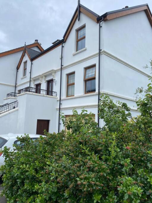 Cheerful 4-Bed Townhouse In Centre Of Newcastle Newcastle (Down) Exterior foto