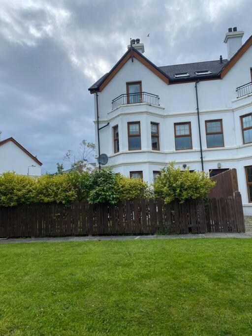 Cheerful 4-Bed Townhouse In Centre Of Newcastle Newcastle (Down) Exterior foto