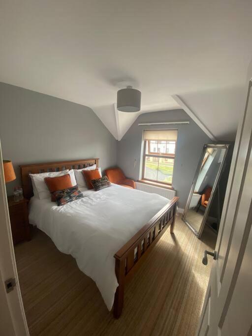 Cheerful 4-Bed Townhouse In Centre Of Newcastle Newcastle (Down) Exterior foto